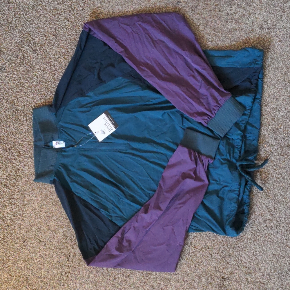 NWT Windy Pullover